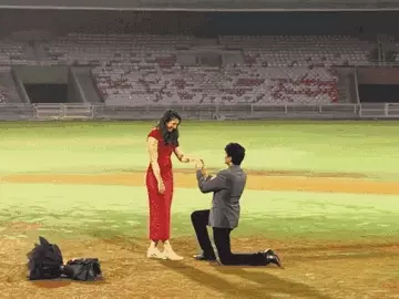 વર્લ્ડ કપની પીચ પર ઘૂંટણિયે પડી સિંગરે સ્મૃતિ મંધાનાને પ્રપોઝ કર્યું