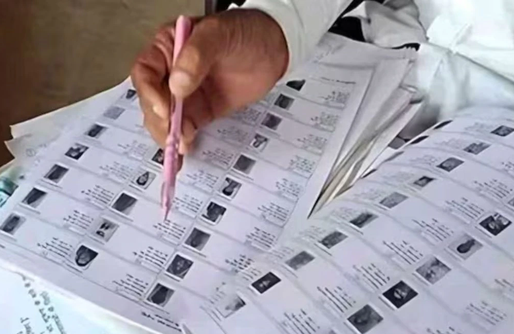 ચૂંટણી પંચનો મોટો નિર્ણય: દેશમાં SIR પ્રક્રિયામાં જોડાયેલા BLOની સેલેરી બેગણી, સુપરવાઇઝરને પણ પગાર વધારો